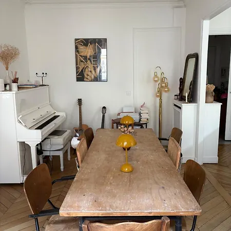 Family Near Marais In Oberkampf *